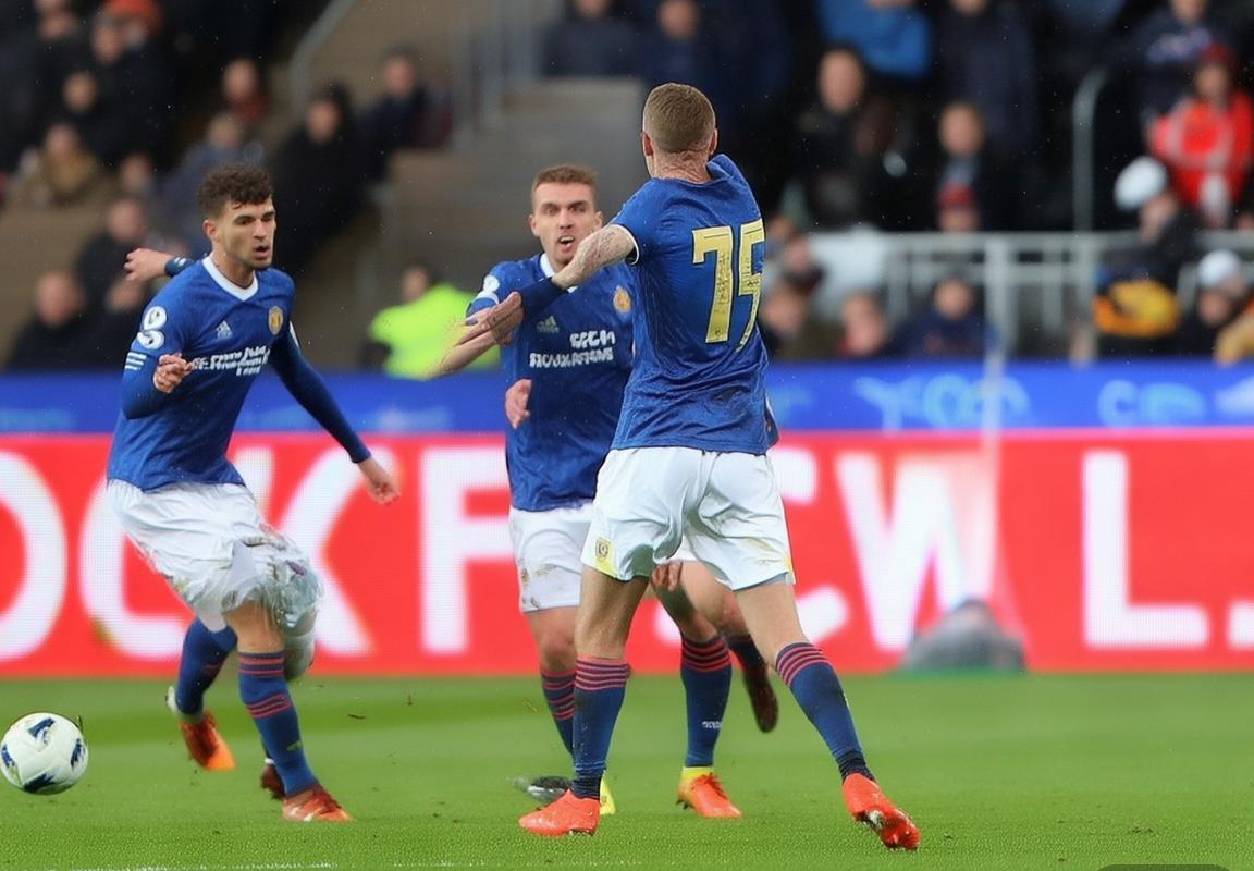 曼城险胜紧咬英超积分榜，热刺绝平搅动争冠格局