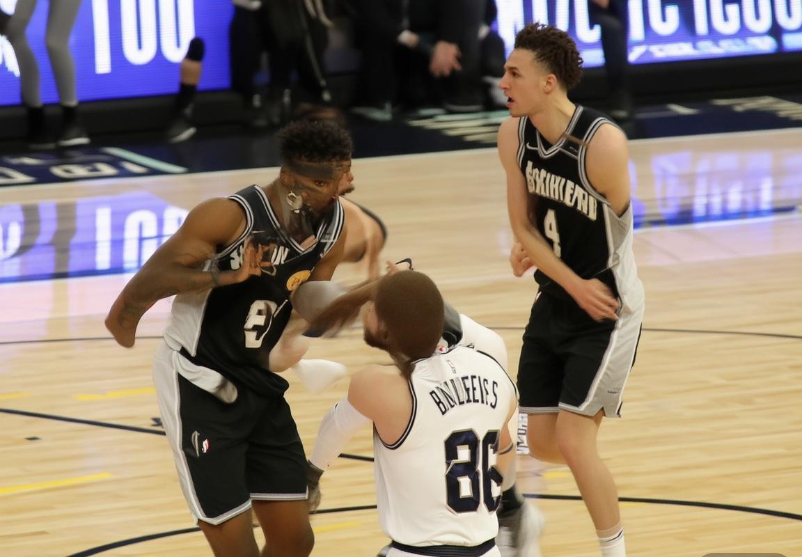 马刺vs灰熊：巴恩斯31分对飚福克斯29分，比赛关键时刻解析与西部排名变化